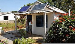 casa con paneles solares de cubasolar.jpg